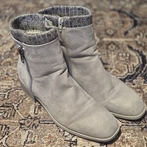 Gray Winter Rain Boots with Slouchy Design and Rounded Toe